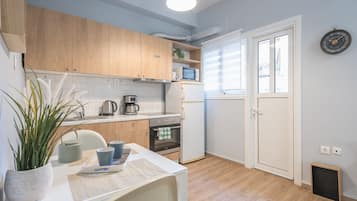 Refrigerador con freezer, horno, placa de cocina, cafetera/tetera