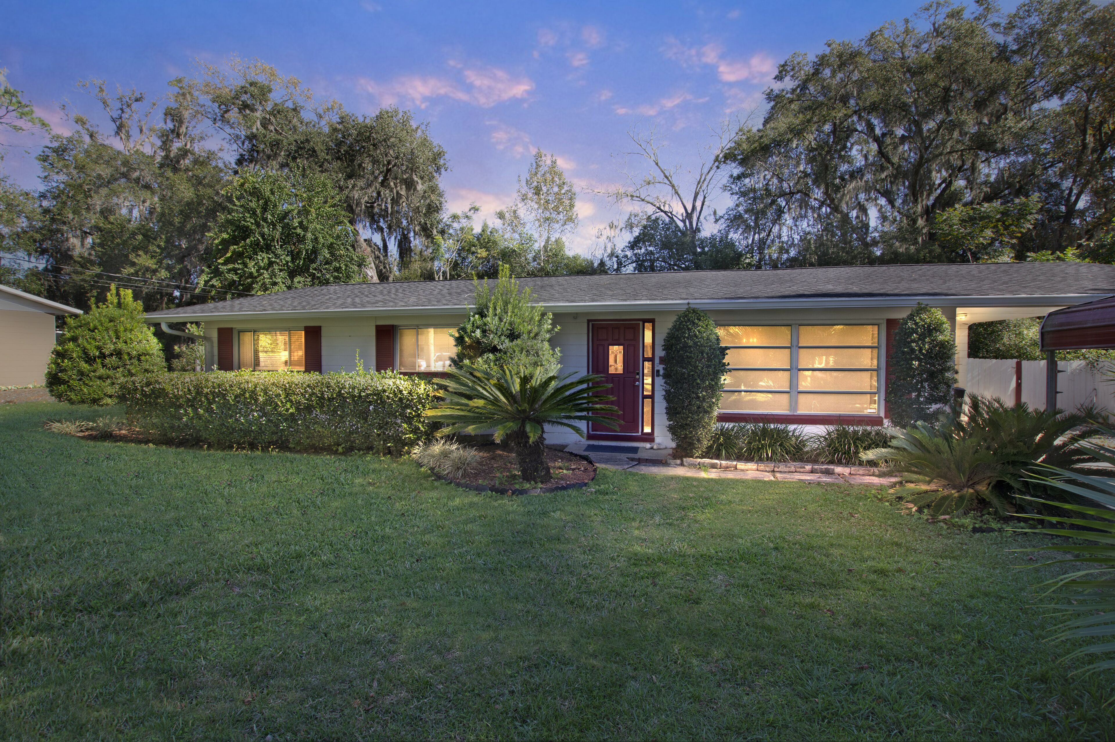 Quiet Oasis 10 Min from Silver Springs With Fully Fenced Yard. Dogs Stay Free!