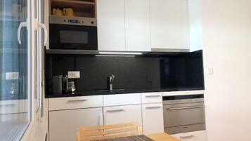 Réfrigérateur, micro-ondes, lave-vaisselle, cafetiÚre/bouilloire