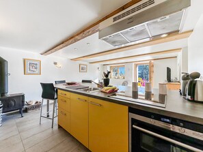 Kühlschrank, Ofen, Wasserkocher mit Kaffee-/Teezubehör, Wasserkocher