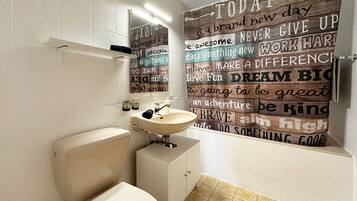 Tina, secadora de cabello, toallas