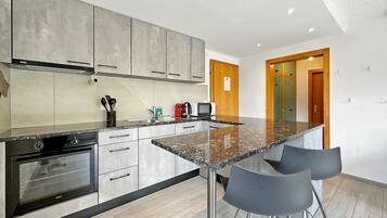 Fridge, oven, dishwasher, coffee/tea maker