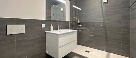 Shower, towels
