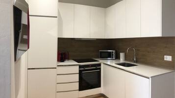 Kühlschrank, Ofen, Geschirrspüler, Wasserkocher mit Kaffee-/Teezubehör