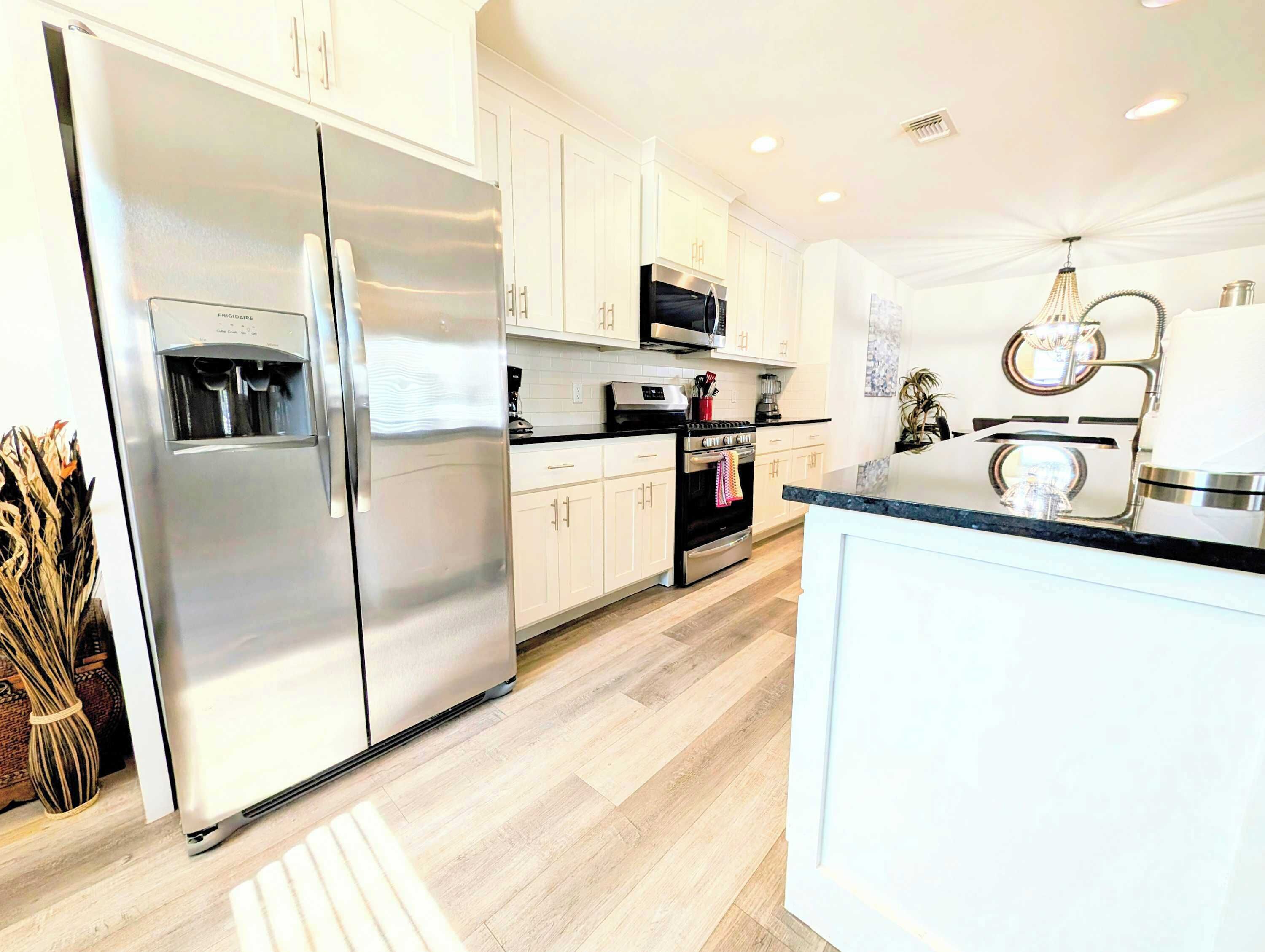 Kjøleskap, mikrobølgeovn, ovn og kokeplater