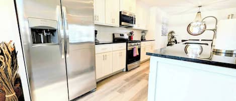 Refrigerador, microondas, horno y parrilla de estufa