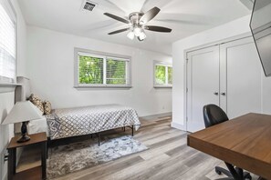 4 bedrooms, desk, iron/ironing board, WiFi - Spacious Renovated Home with Fenced Yard (Springdale)