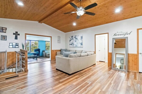 TV, fireplace, books, offices - War Eagle Getaway (Springdale)