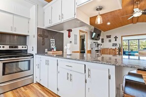 Fridge, microwave, oven, stovetop - War Eagle Getaway (Springdale)