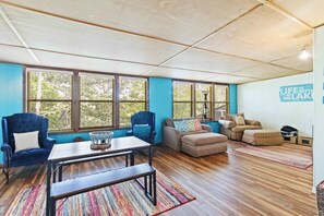 TV, fireplace, books, offices - War Eagle Getaway (Springdale)