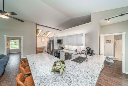 Two houses, 8 bedrooms, 4 King beds, 7400 sq ft.