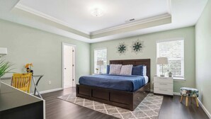 A bedroom with a bed, bedside tables, a desk, and a chair. - Niagara Retreat in the Heart of NWA (Springdale)