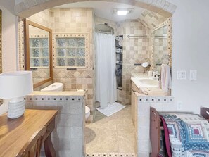 Bañera, secador de pelo y toallas