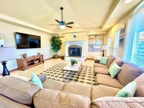 تلفزيون بشاشة مسطحة، مدفأة، مكتب