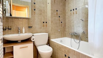 Baignoire, sĂšche-cheveux, serviettes fournies