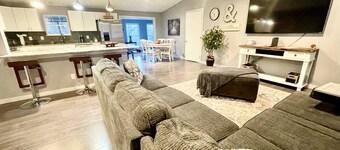 The Grisham - 4 bedrooms, fenced yard, sun room