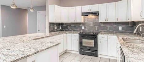 Een koelkast, een magnetron, een oven, een kookplaat