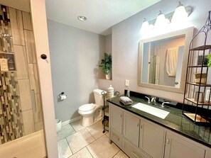 Bañera, secador de pelo y toallas