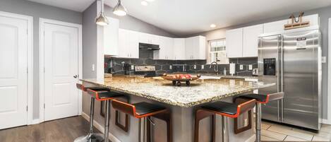 Kjøleskap, mikrobølgeovn, ovn og kokeplater