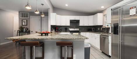 Geladeira, micro-ondas, fogão, cooktop