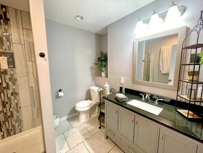 Badkar, hårtork och handdukar