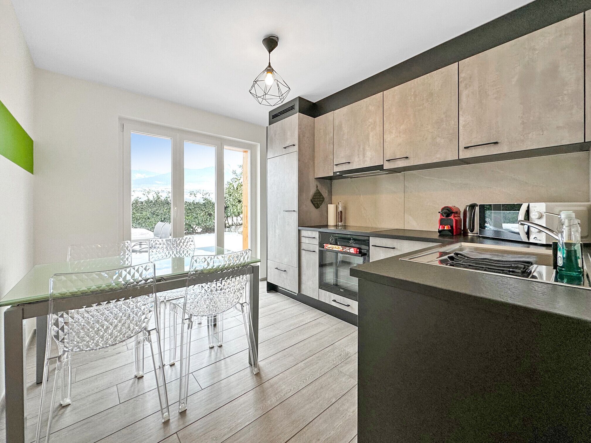 Kühlschrank, Ofen, Geschirrspüler, Wasserkocher mit Kaffee-/Teezubehör