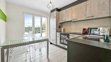 Kühlschrank, Ofen, Geschirrspüler, Wasserkocher mit Kaffee-/Teezubehör