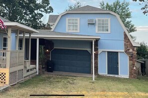 Exterior - Beaver Lake Studio - King size bed and lake view (Rogers)