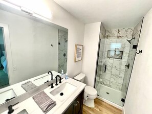 Badewanne, Haartrockner, Handtücher