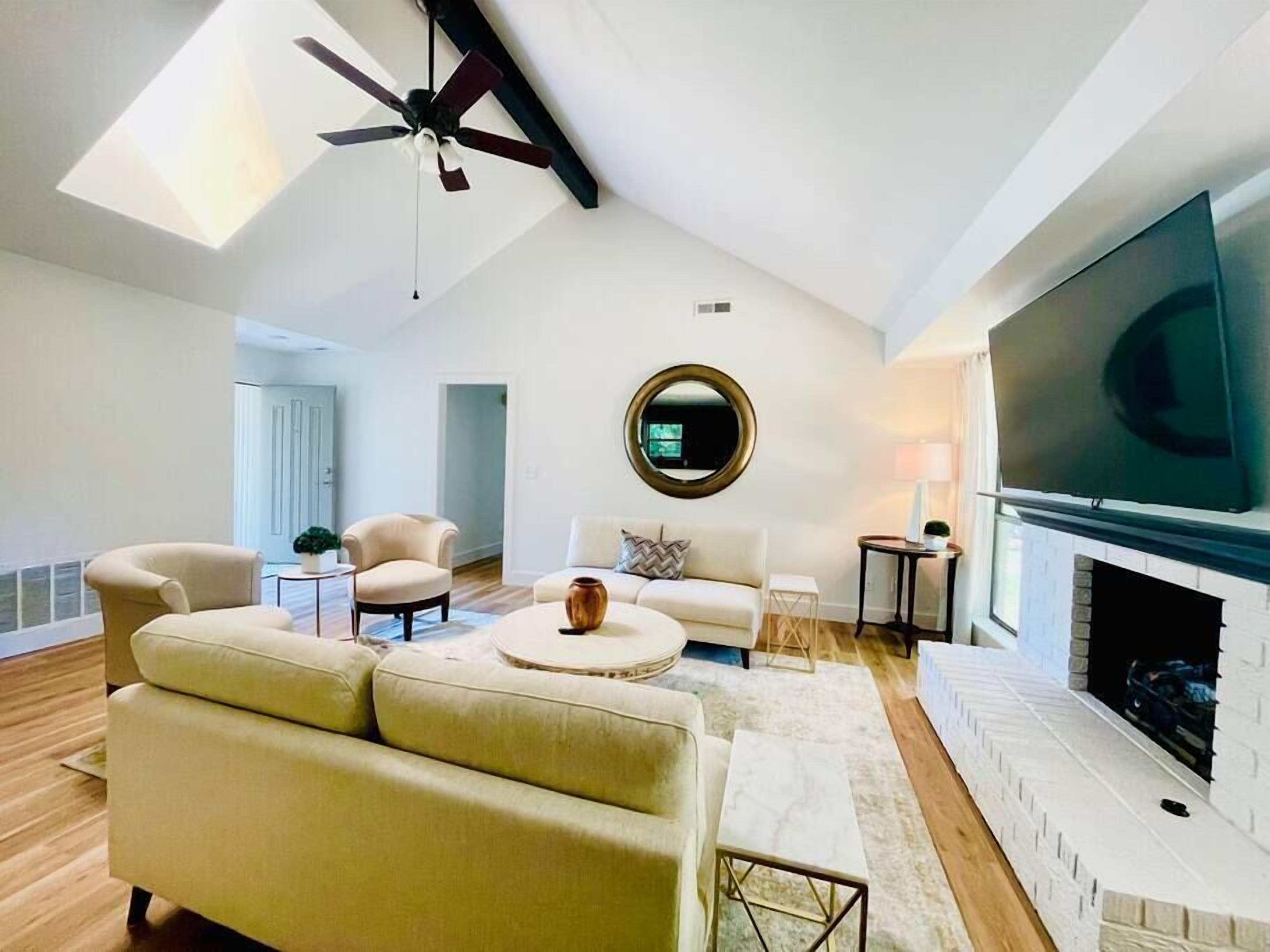 Télévision, cheminée, espaces bureaux