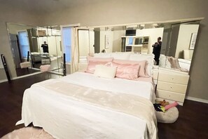 3 bedrooms, desk, iron/ironing board, travel crib