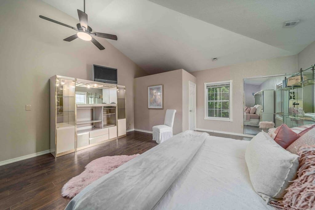 3 bedrooms, desk, iron/ironing board, travel cot