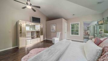 3 bedrooms, desk, iron/ironing board, travel cot