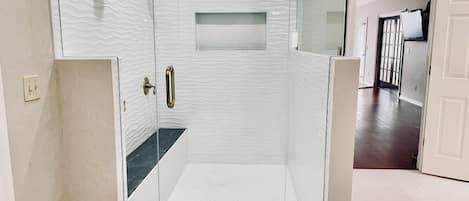 Baignoire, sĂšche-cheveux, serviettes fournies