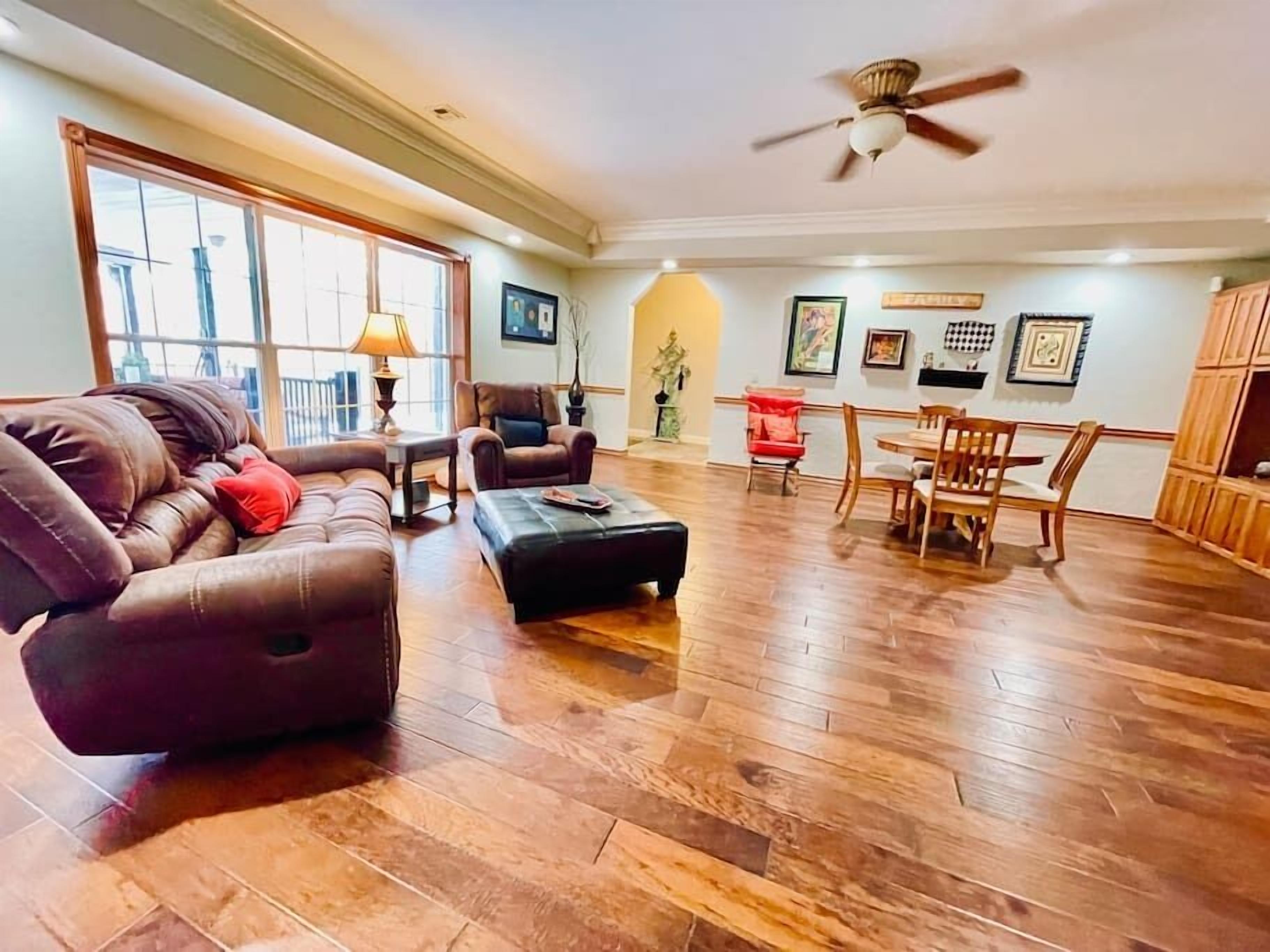 Televisio, takka, stereot, työhuone