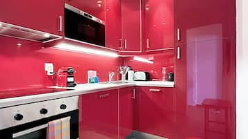 KĂŒhlschrank, Ofen, GeschirrspĂŒler, Wasserkocher mit Kaffee-/Teezubehör