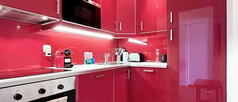 ثلاجة، فرن، غسالة أطباق، ماكينة لصنع القهوة/الشاي