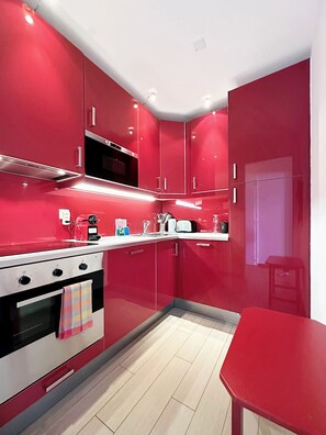 Réfrigérateur, four, lave-vaisselle, cafetière/bouilloire