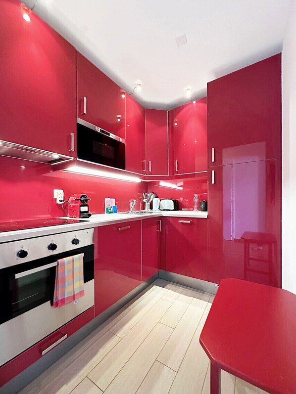 ثلاجة، فرن، غسالة أطباق، ماكينة لصنع القهوة/الشاي