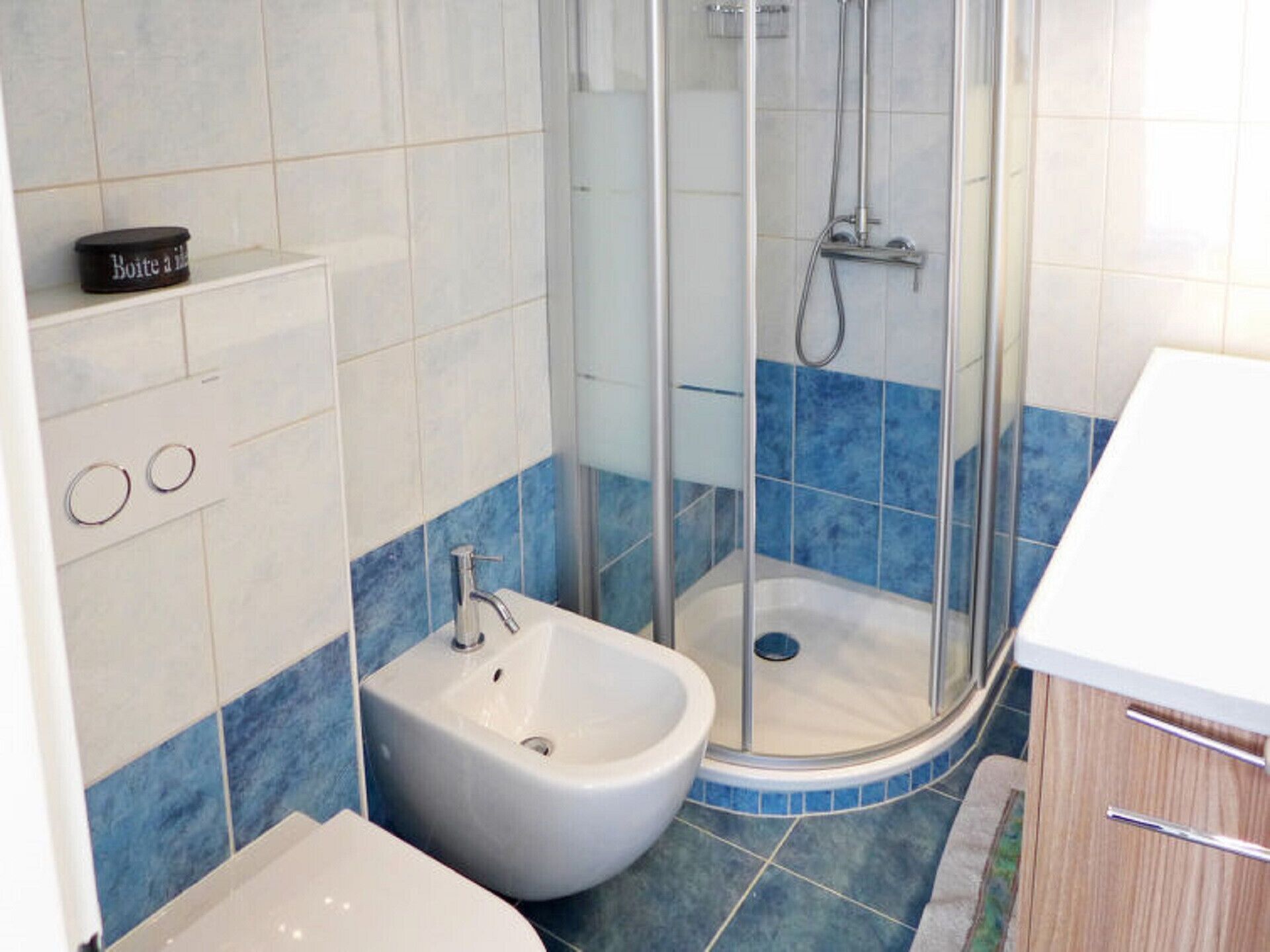 Dusche, Haartrockner, Handtücher