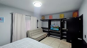 2 Schlafzimmer, Schreibtisch, Bügeleisen/Bügelbrett, WLAN
