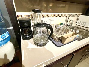 Kühlschrank, Mikrowelle, Wasserkocher mit Kaffee-/Teezubehör, Toaster