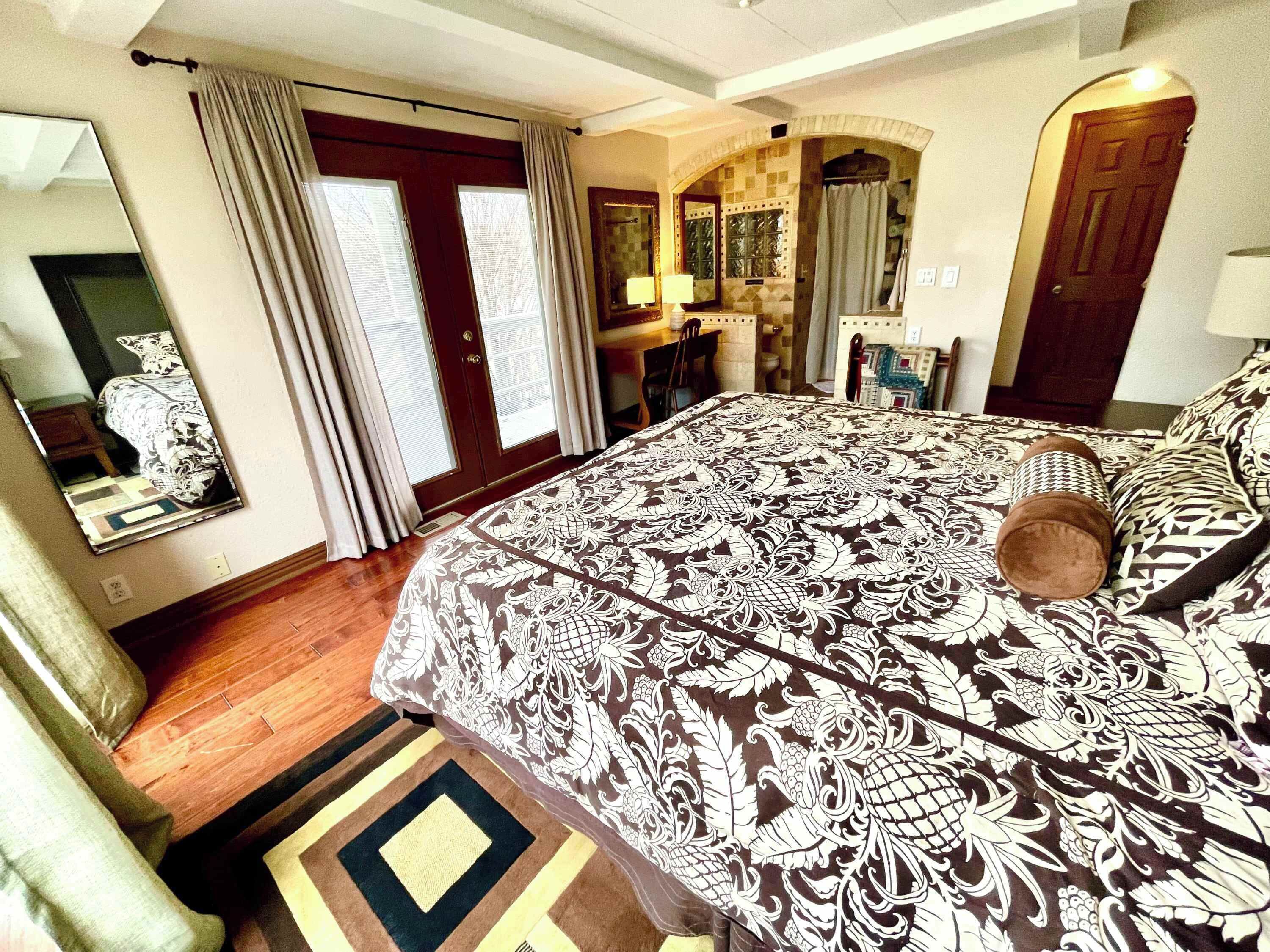 4 bedrooms, desk, iron/ironing board, WiFi