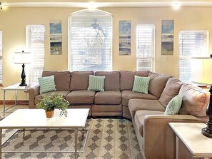 Télévision, cheminée, espaces bureaux