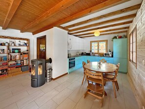Kühlschrank, Ofen, Geschirrspüler, Wasserkocher mit Kaffee-/Teezubehör