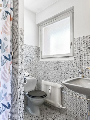 Baignoire, sèche-cheveux, serviettes fournies