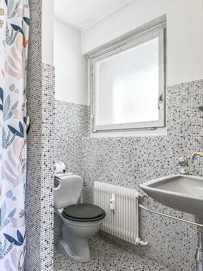 Bathtub, hair dryer, towels