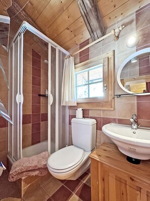 Badewanne, Haartrockner, Handtücher