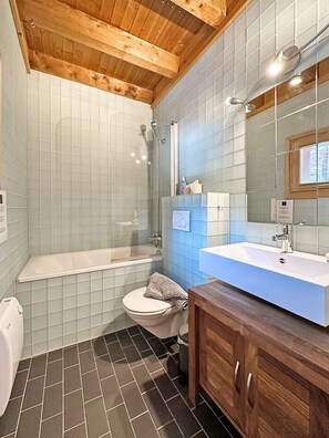 Badewanne, Haartrockner, Handtücher