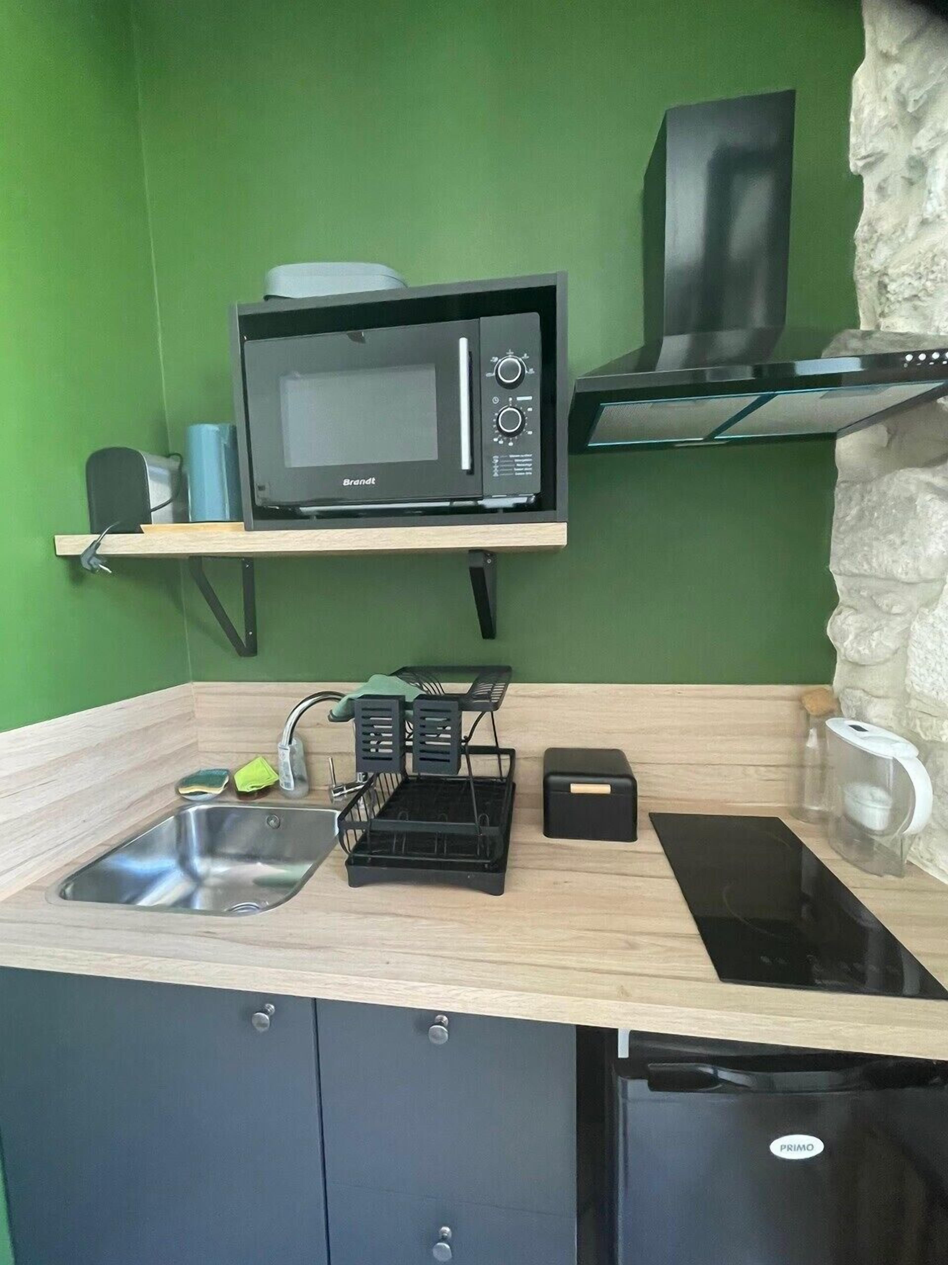 Refrigerador, microondas, cafetera/tetera